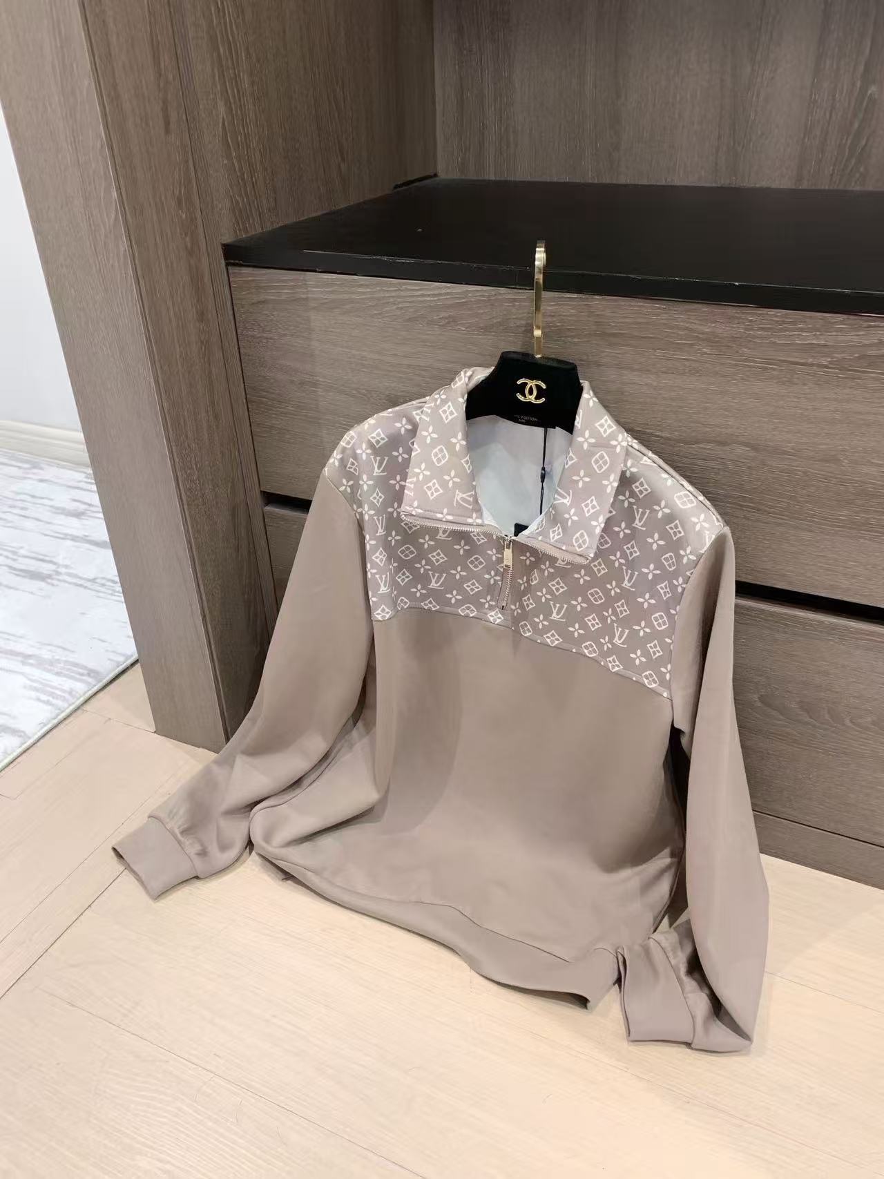 LVスタンドカラーハーフジップスウェットシャツ【50％割引+送料無料】