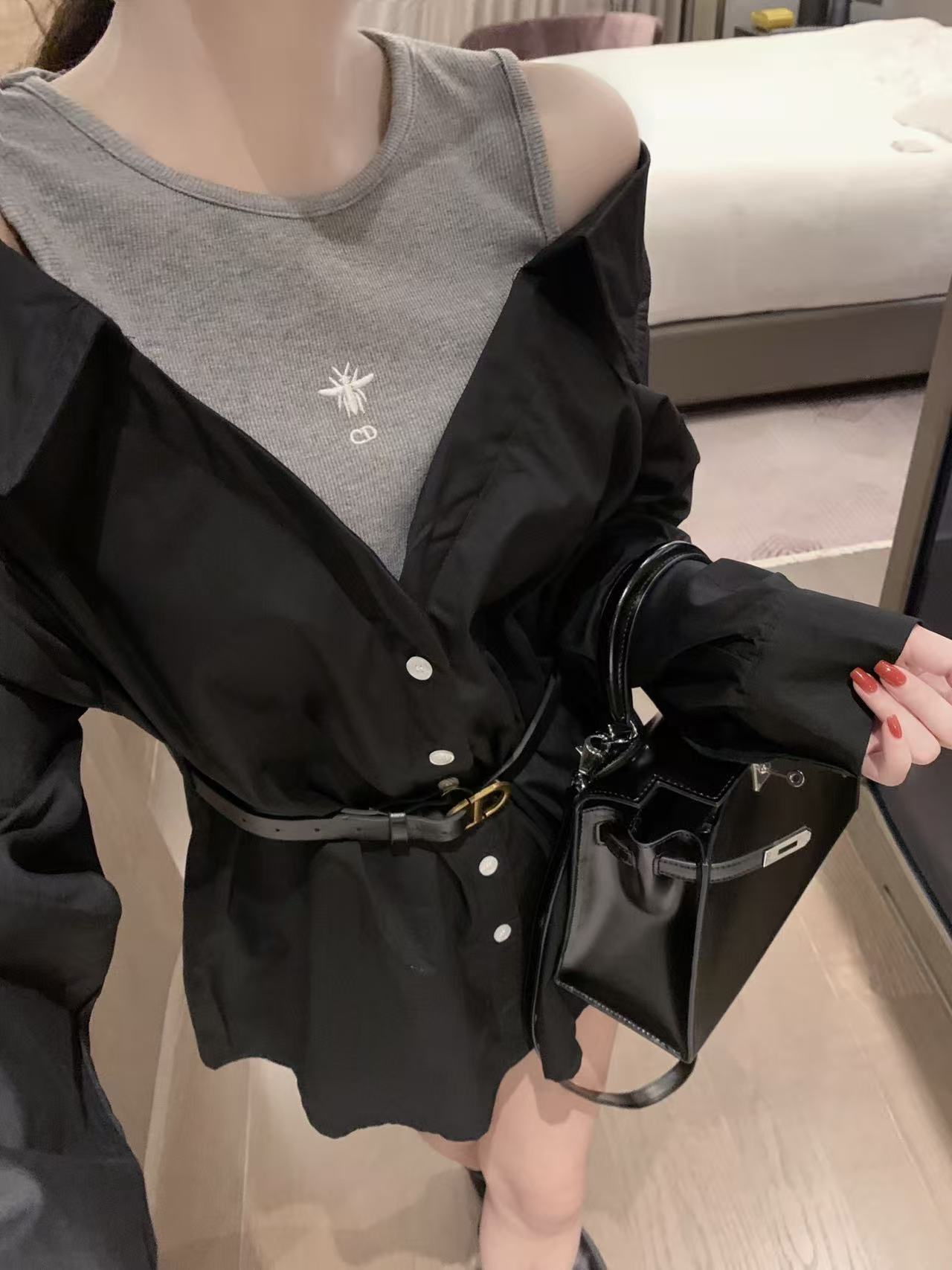 DIOR エンブロイダリー ビー オフショルダー ブラウス【50％割引+送料無料】