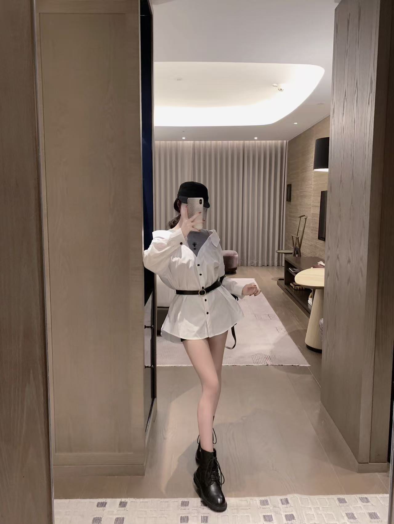 DIOR エンブロイダリー ビー オフショルダー ブラウス【50％割引+送料無料】