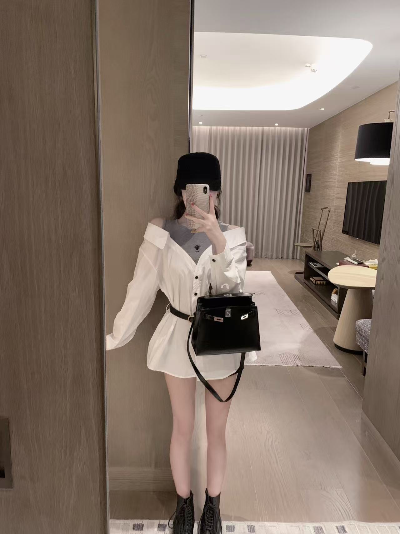 DIOR エンブロイダリー ビー オフショルダー ブラウス【50％割引+送料無料】