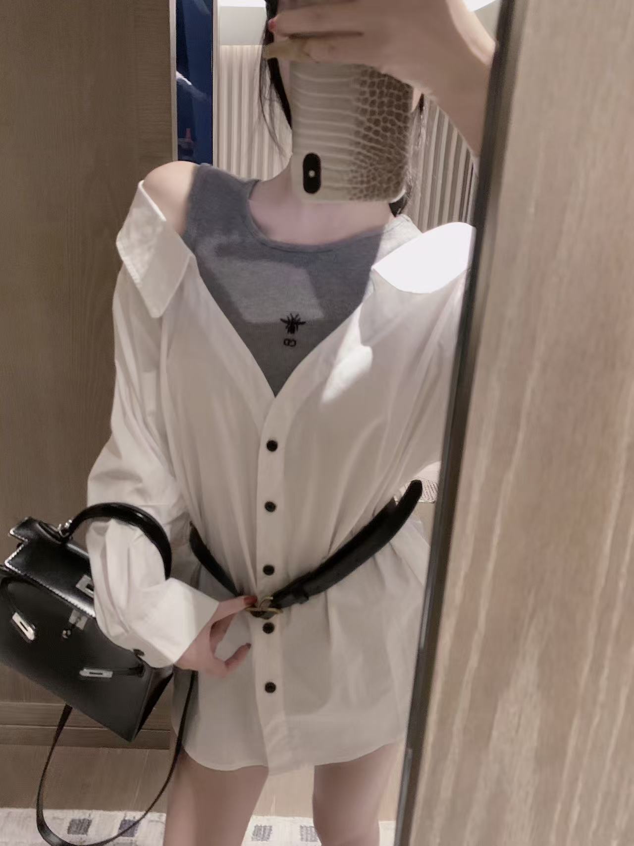 DIOR エンブロイダリー ビー オフショルダー ブラウス【50％割引+送料無料】