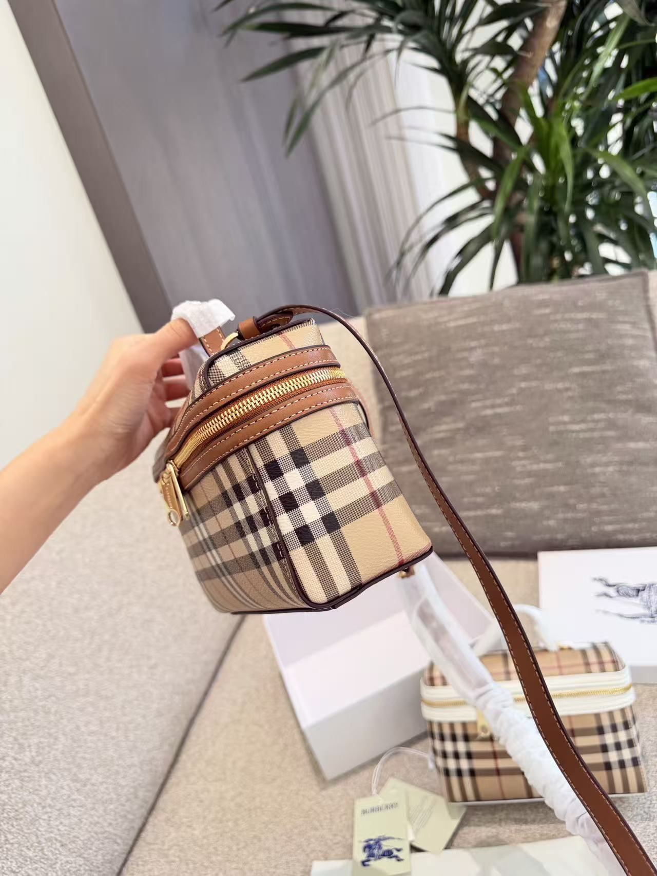 BUR8ERRYチェックハンドバッグ【50％割引+送料無料】