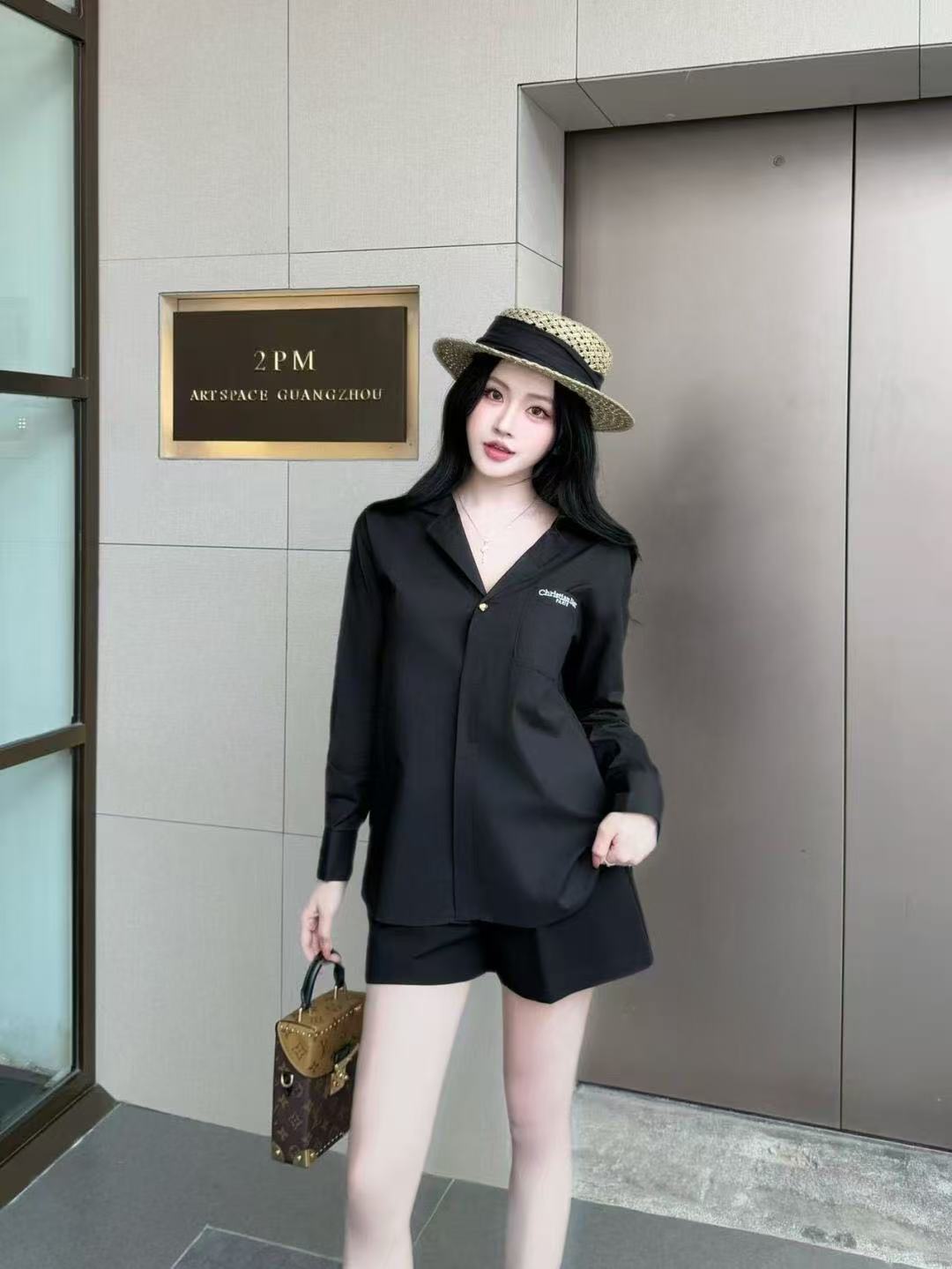 DIOR エンブロイダリーレター Vネックシャツ【50％割引+送料無料】