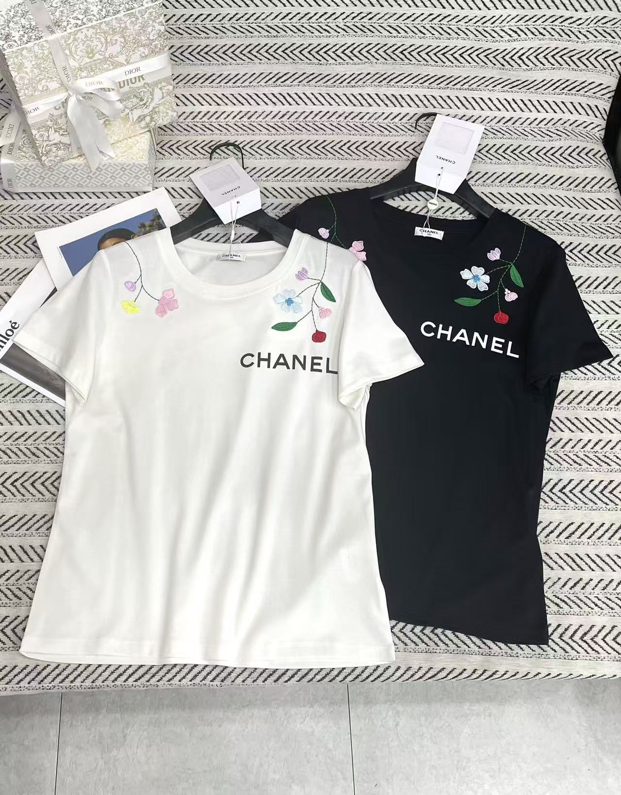 CHANE1 刺繍花文字Tシャツ【50％割引+送料無料】