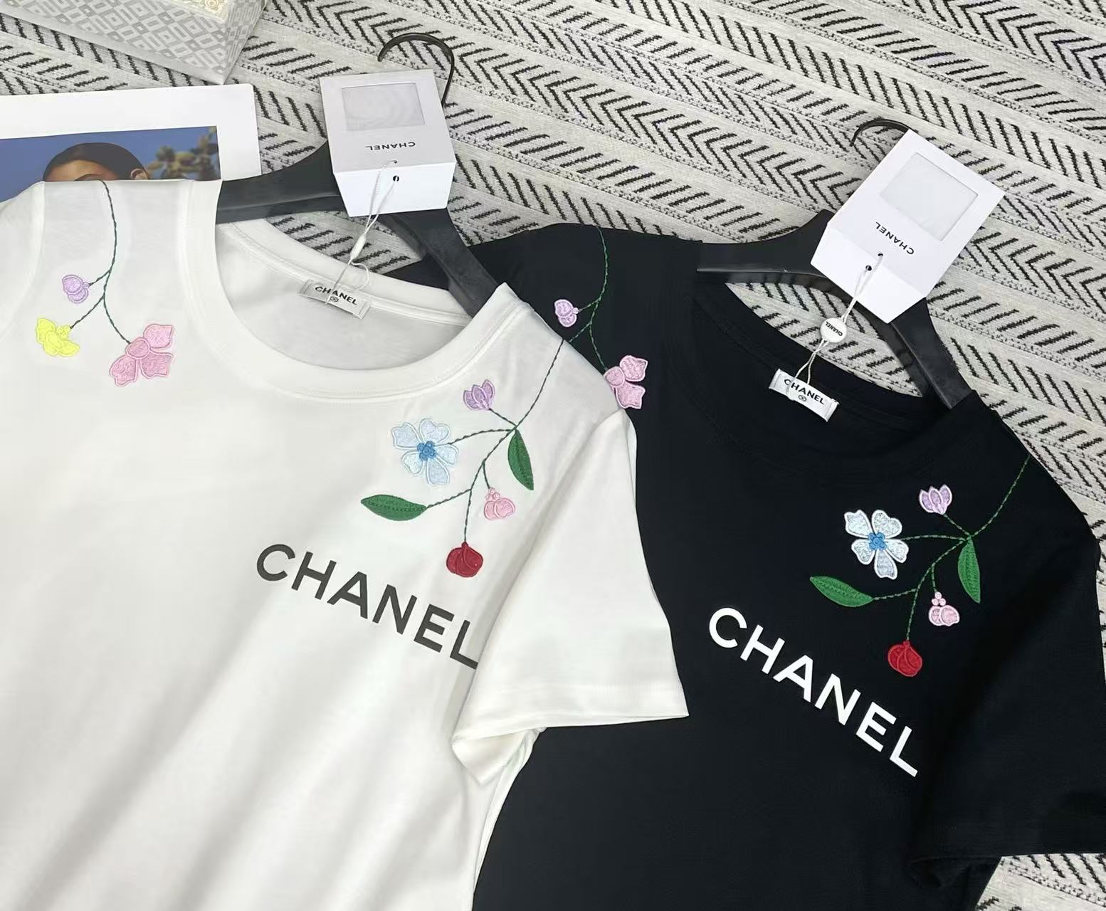 CHANE1 刺繍花文字Tシャツ【50%割引+送料無料】