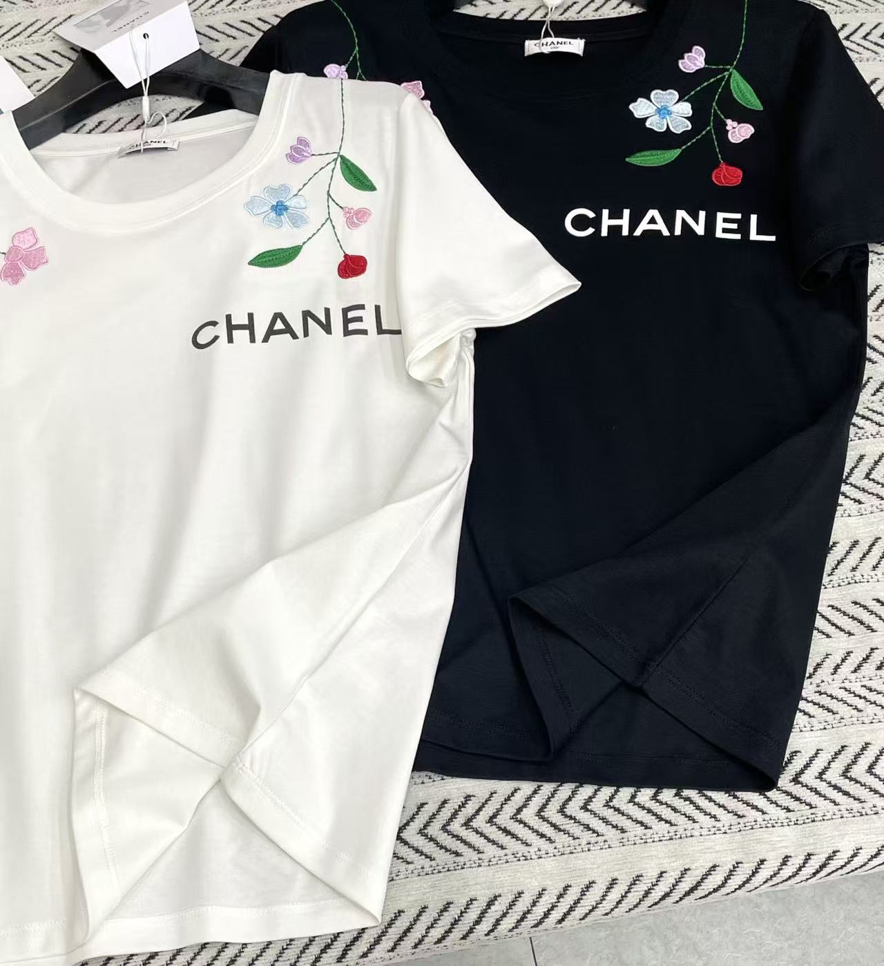CHANE1 刺繍花文字Tシャツ【50%割引+送料無料】