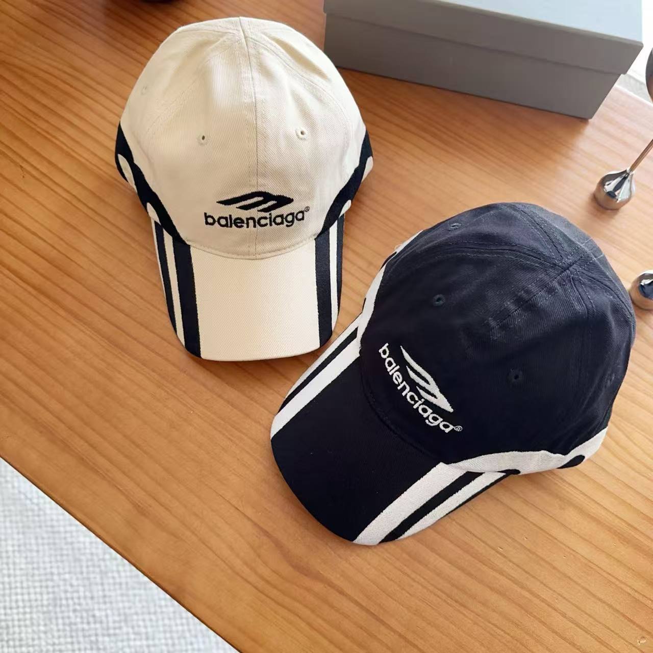 BALENCIAGA ロゴ刺繍ベースボールキャップ【50％割引+送料無料】