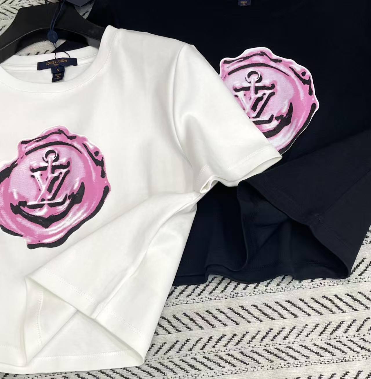 LV ミニマリストロゴTシャツ【50％割引+送料無料】