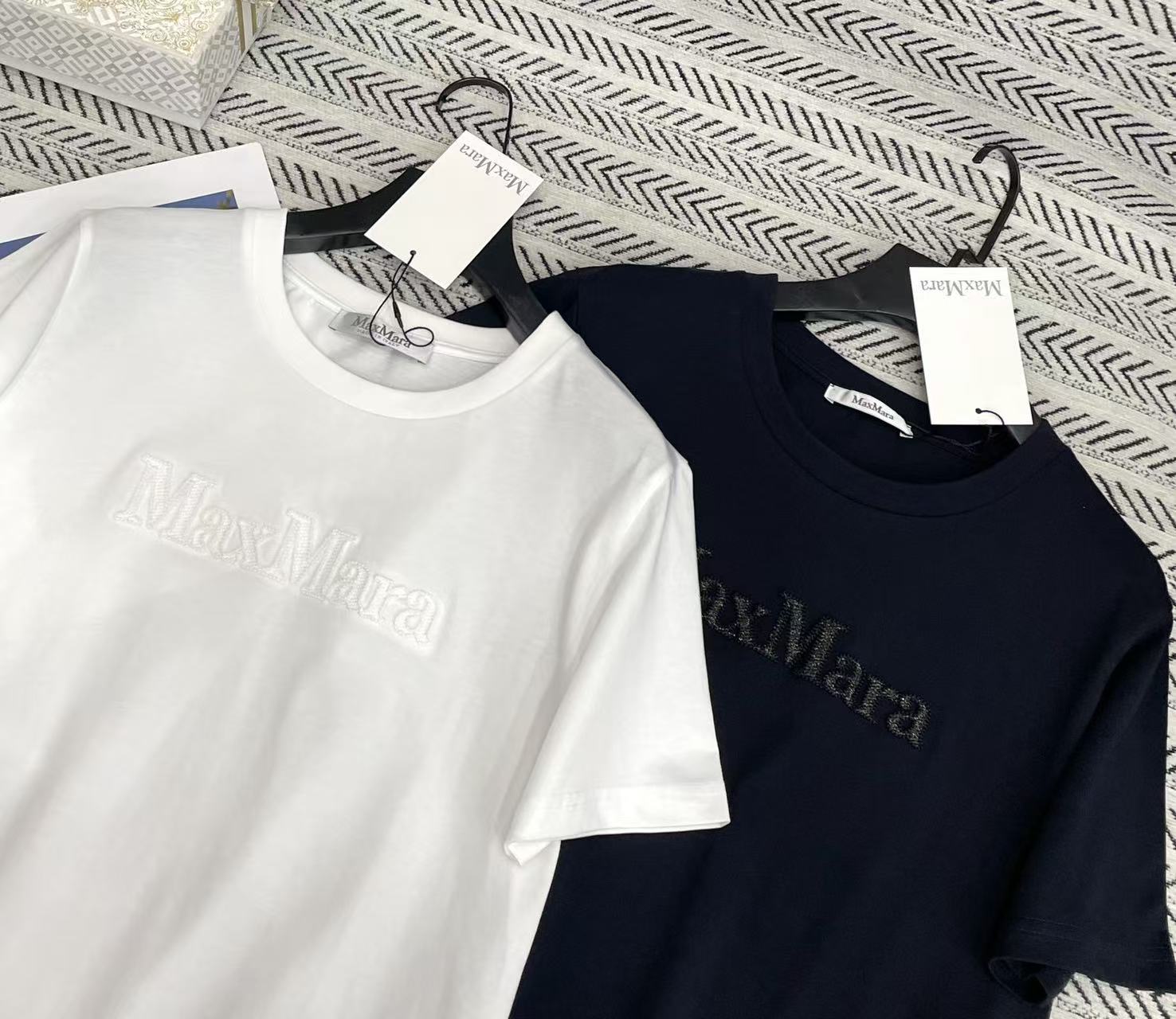 MaxMara刺繍文字入りTシャツ【50％割引+送料無料】