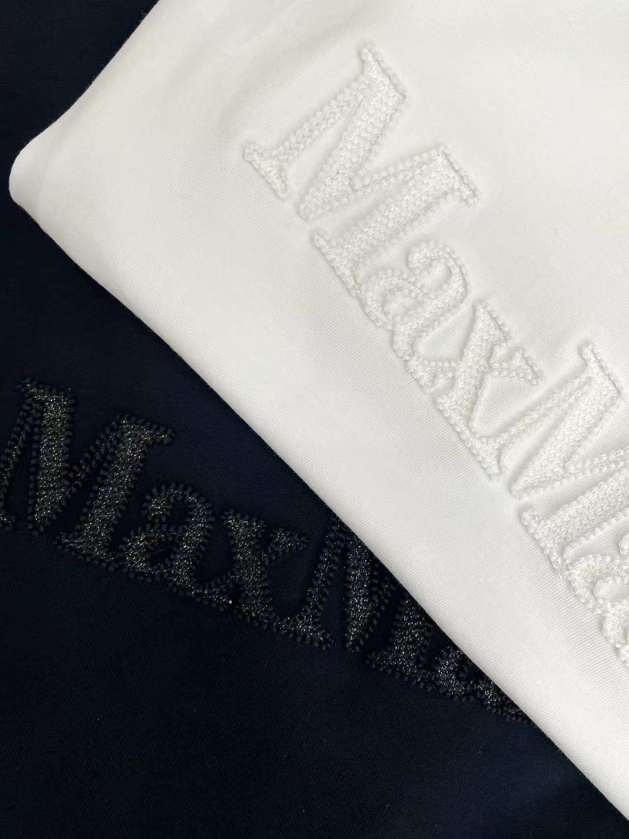 MaxMara刺繍文字入りTシャツ【50％割引+送料無料】