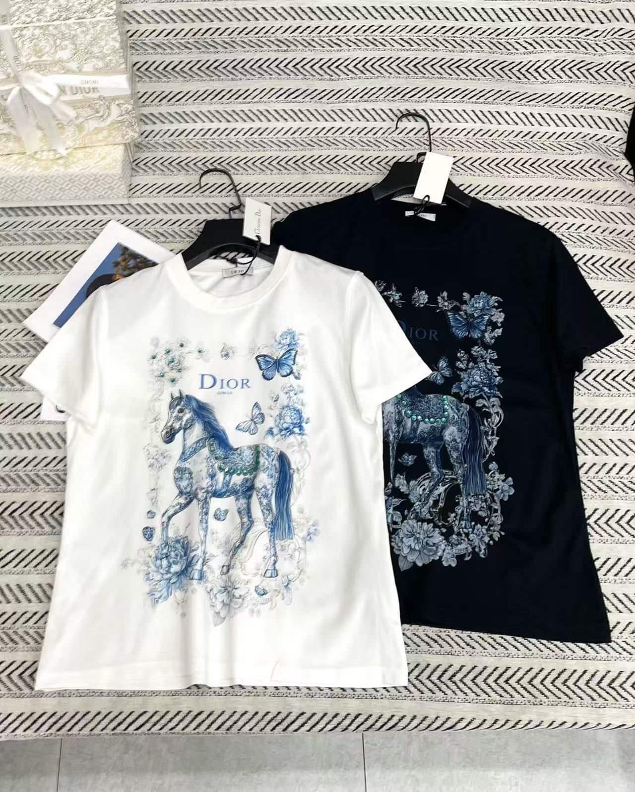 DIOR プリントTシャツ（ビーズ刺繍の蝶モチーフ）【50％割引+送料無料】