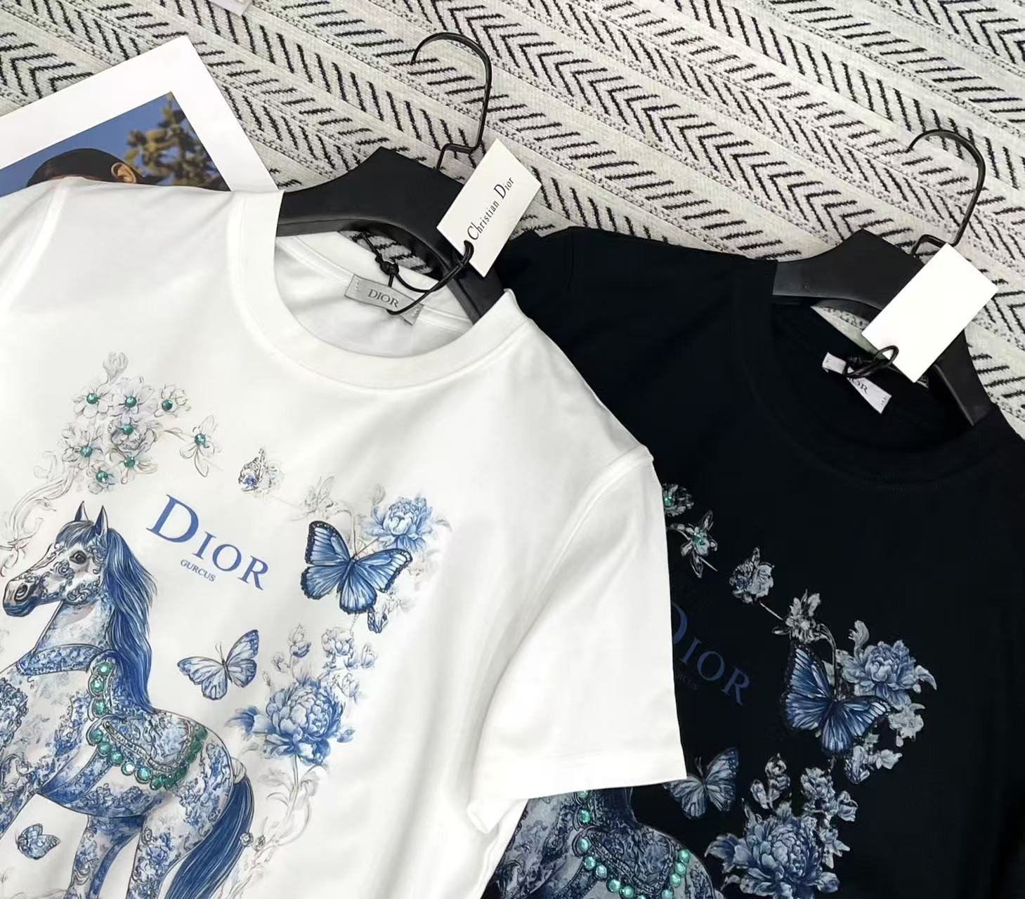 DIOR プリントTシャツ（ビーズ刺繍の蝶モチーフ）【50％割引+送料無料】