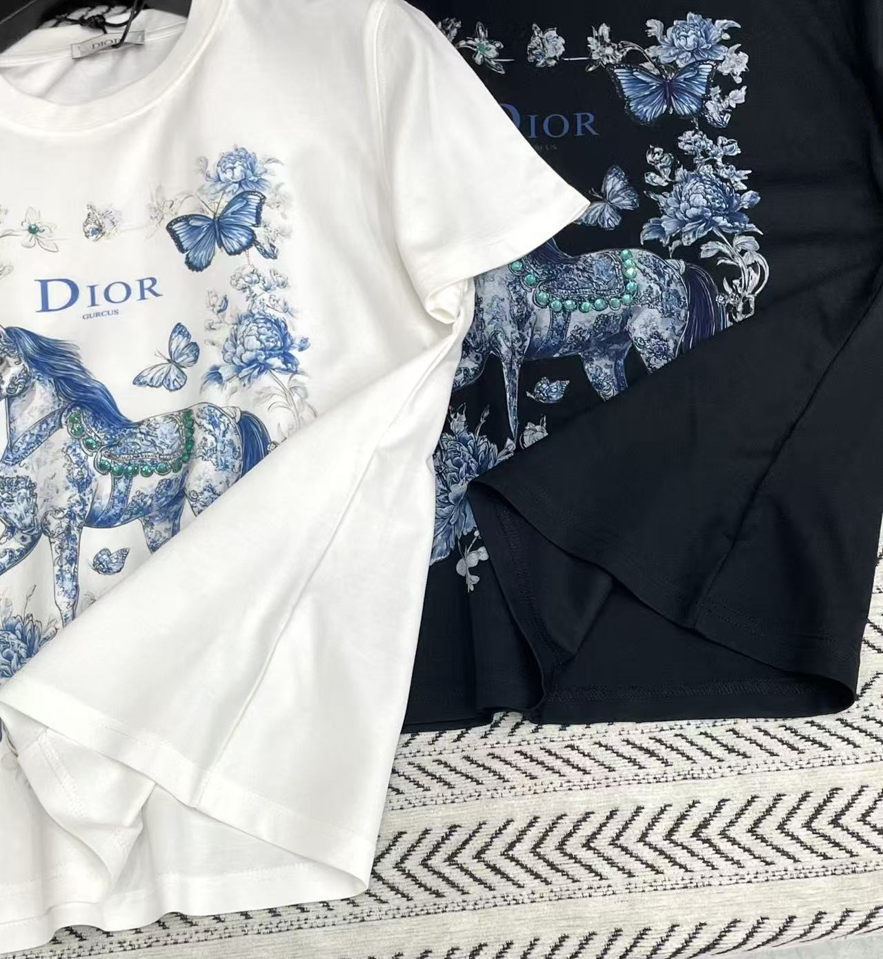 DIOR プリントTシャツ（ビーズ刺繍の蝶モチーフ）【50％割引+送料無料】