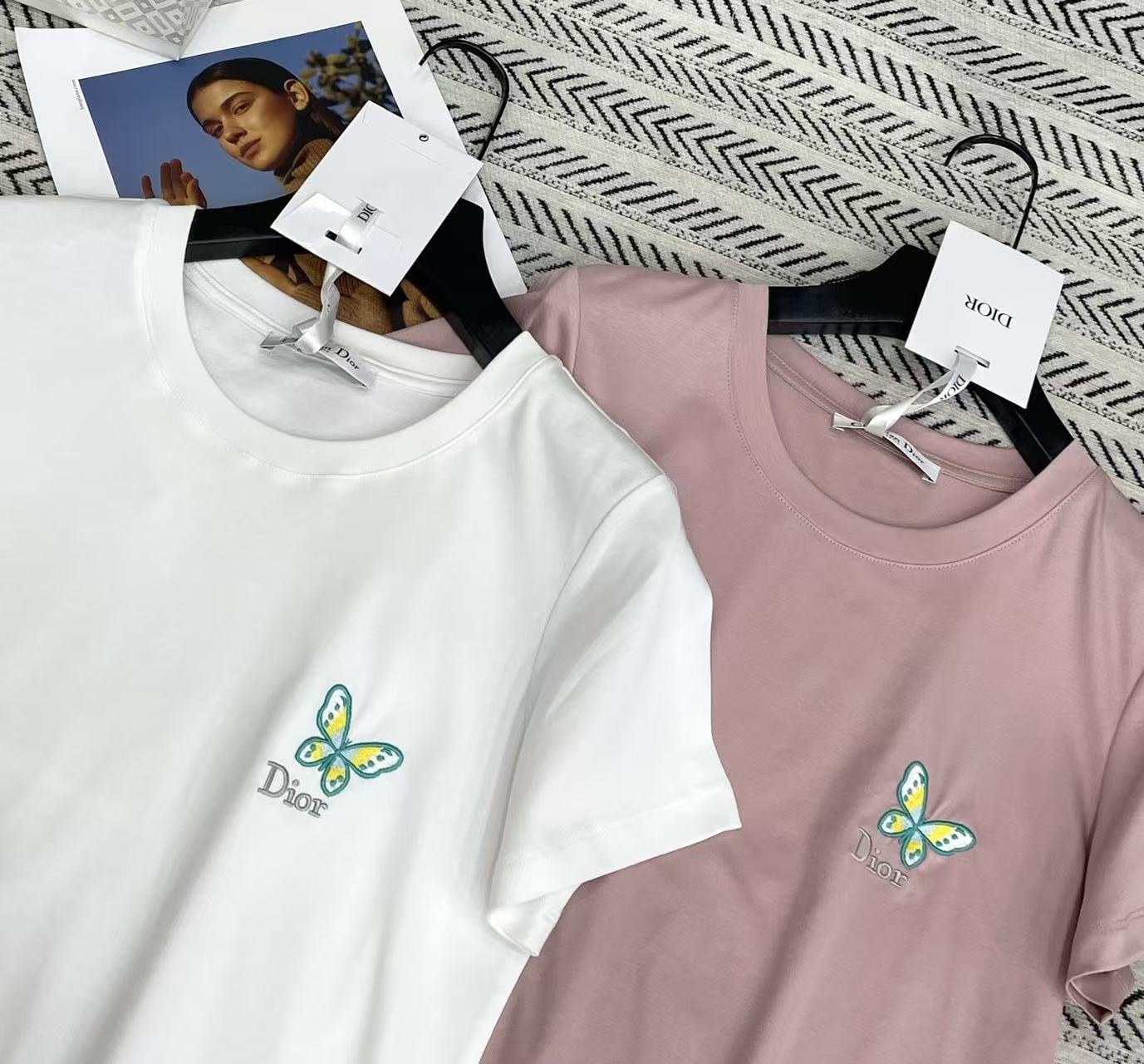 DIOR 蝶の刺繍入りレタリングTシャツ【50%割引+送料無料】