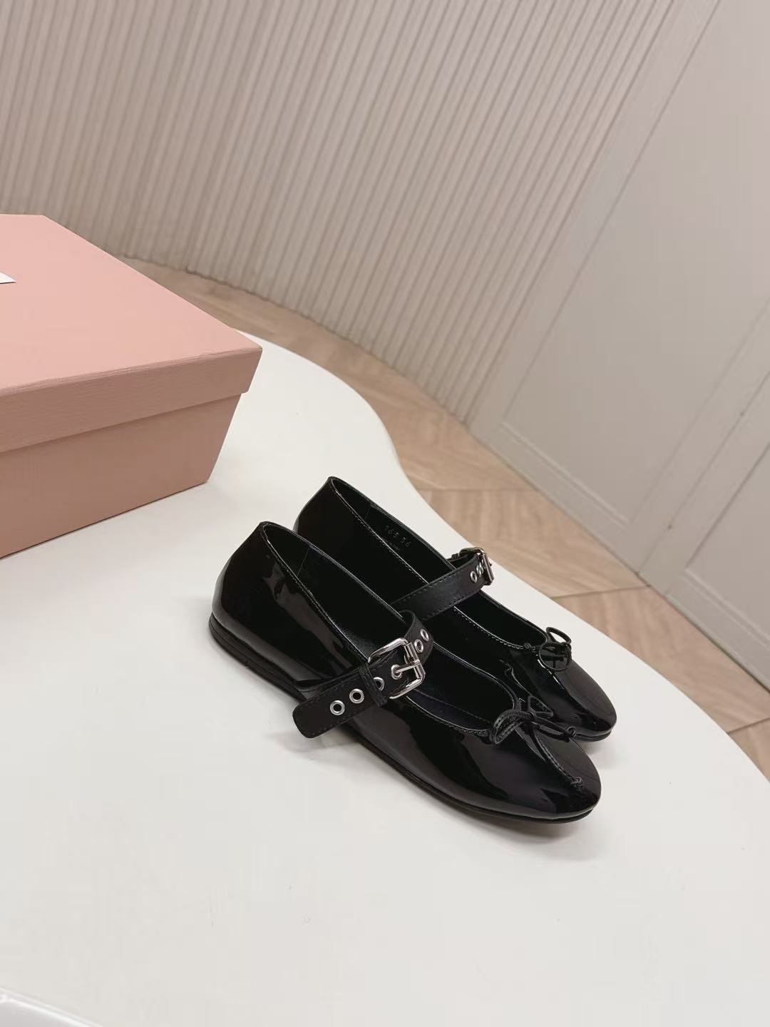 M1UM1U 高品質パテントレザーフラットシューズ【50%割引+送料無料】