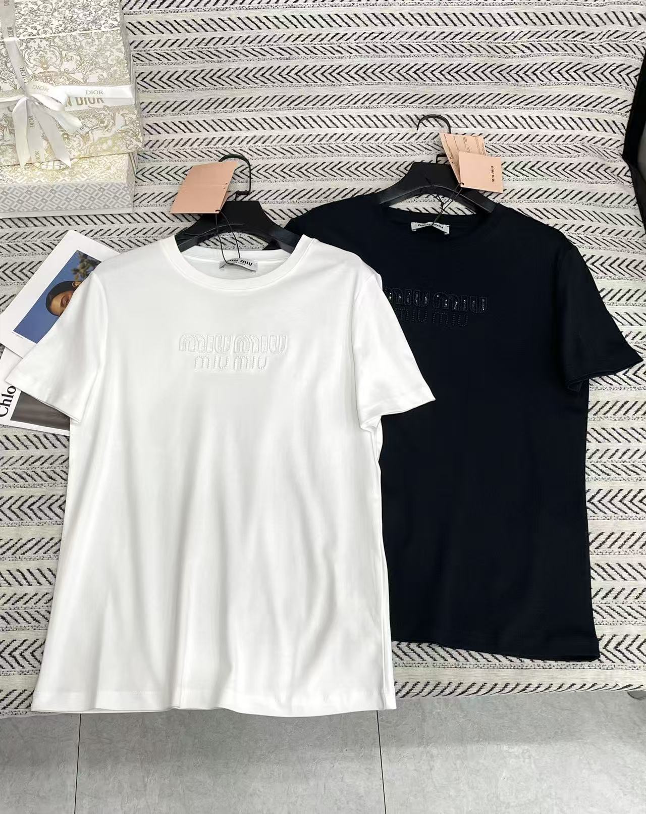 M1UM1U 刺繍入りレターTシャツ【50％割引+送料無料】