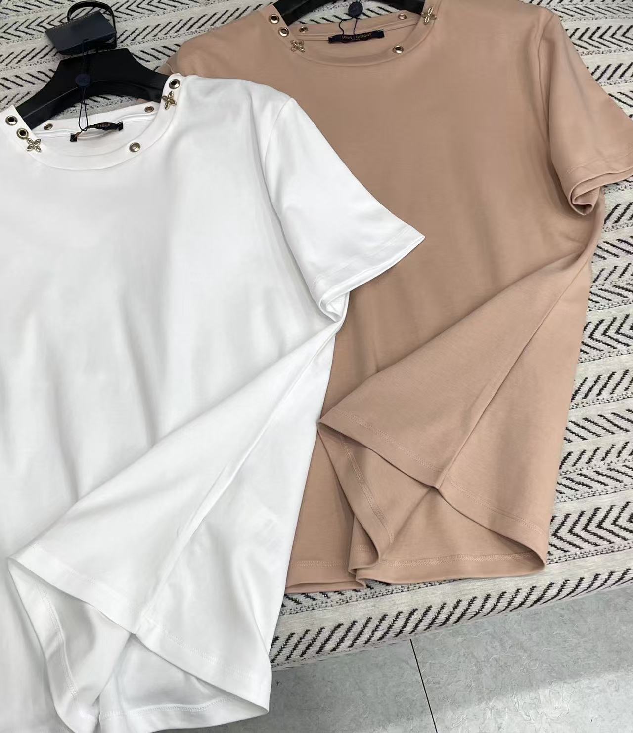 LVメタリックな四つ葉のクローバーTシャツ【50%割引+送料無料】