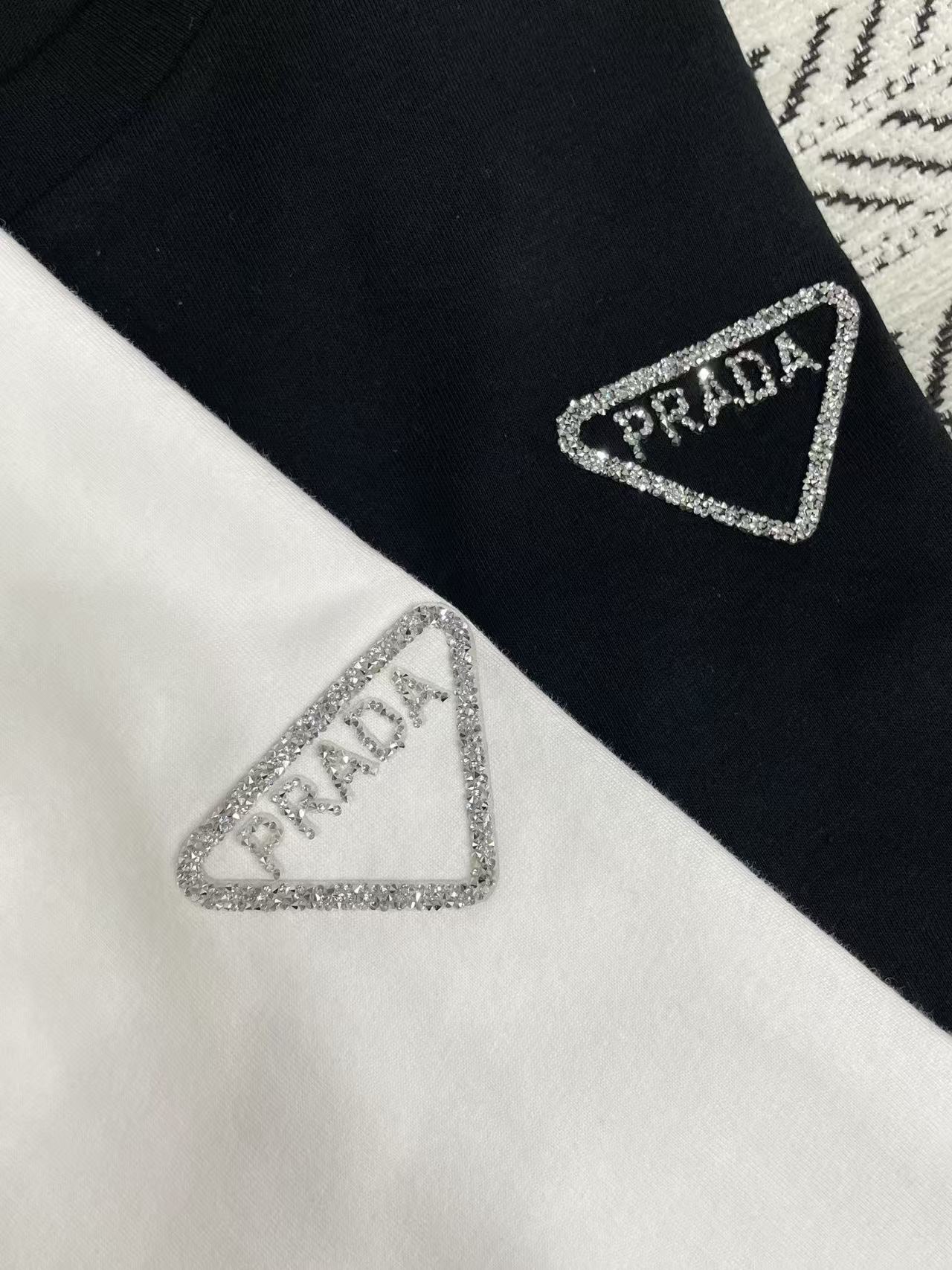 PR4DA トライアングルロゴ&ラインストーンレタリング Tシャツ【50%割引+送料無料】