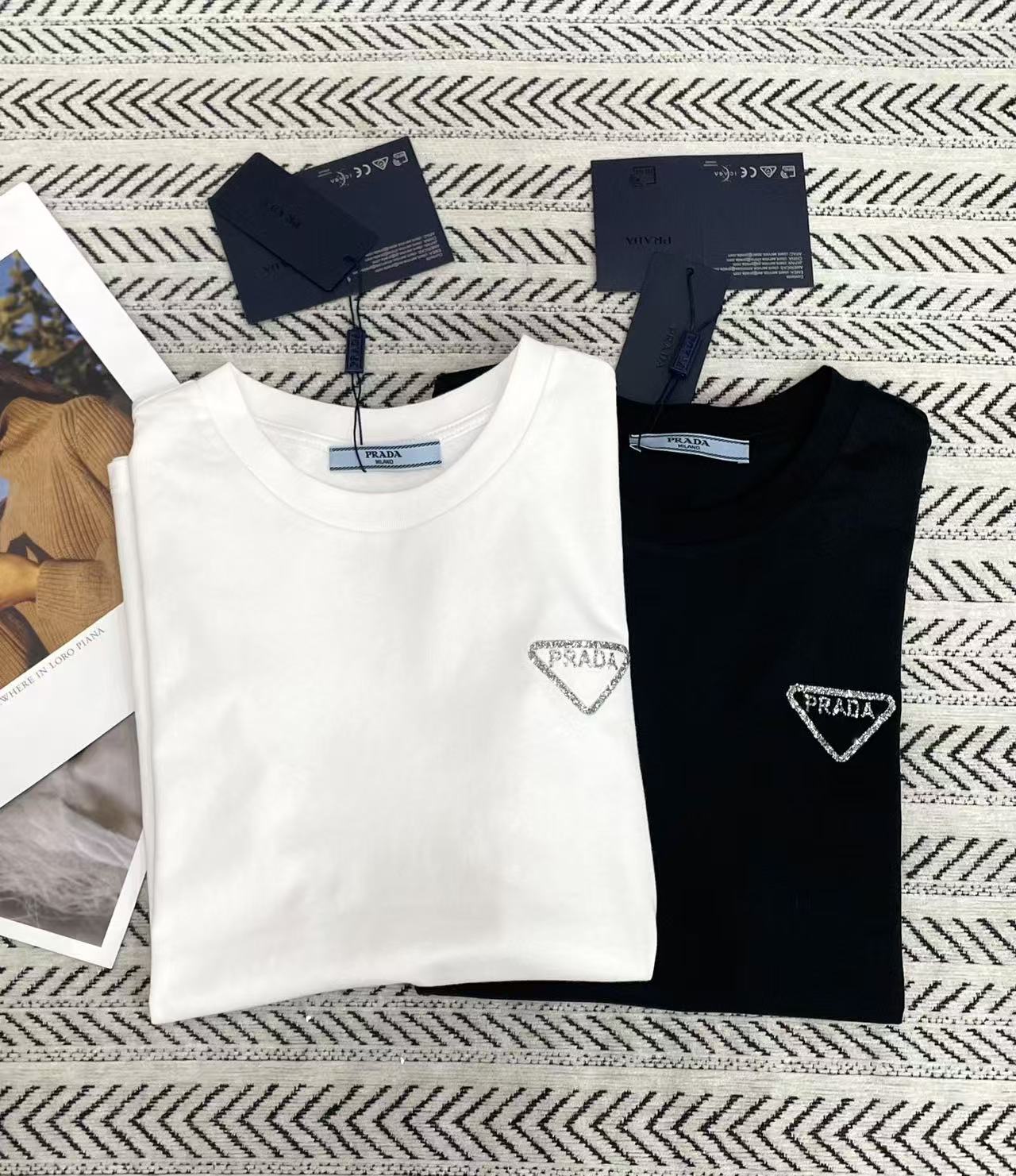 PR4DA トライアングルロゴ&ラインストーンレタリング Tシャツ【50%割引+送料無料】