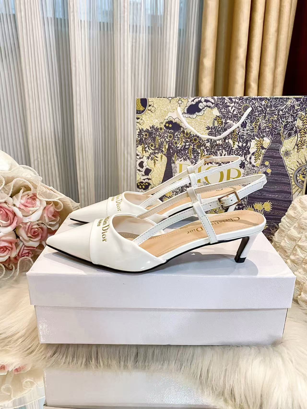 DIOR レタリング入りポインテッドトゥ・ローヒールシューズ【50%割引+送料無料】