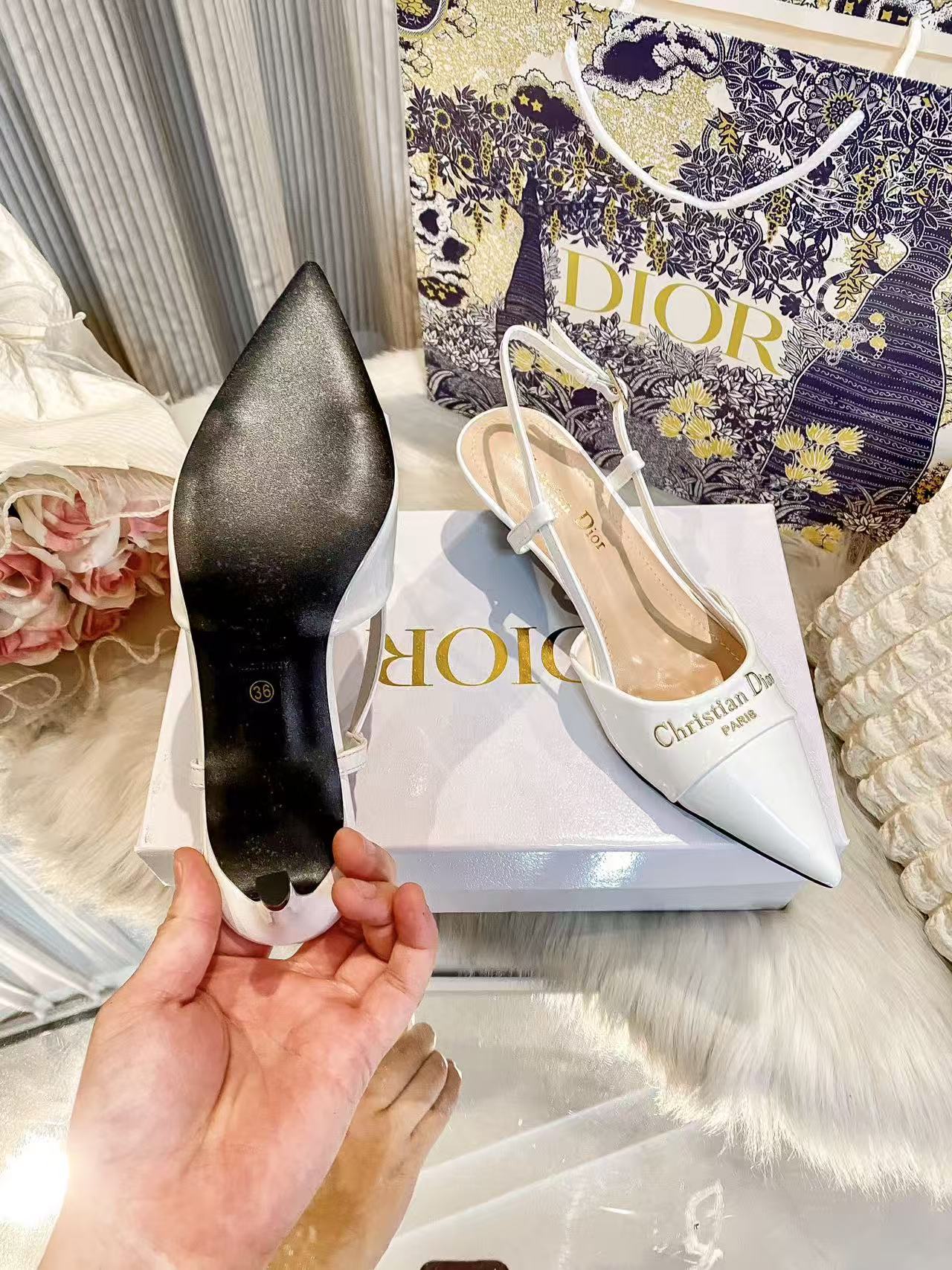 DIOR レタリング入りポインテッドトゥ・ローヒールシューズ【50%割引+送料無料】