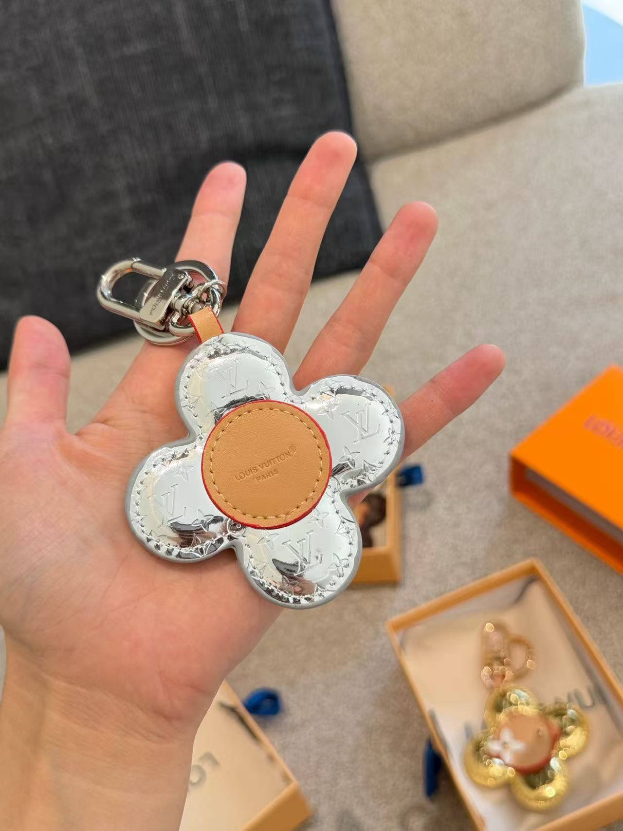 LV 四つ葉のクローバー キーホルダー【50％割引+送料無料】