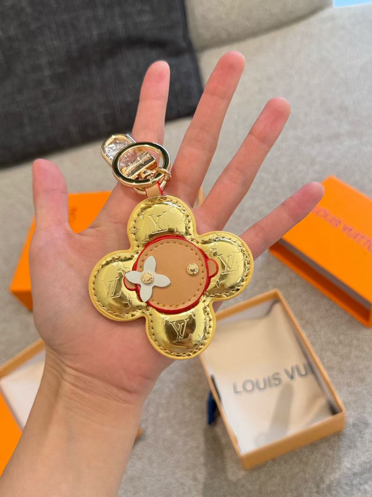 LV 四つ葉のクローバー キーホルダー【50％割引+送料無料】