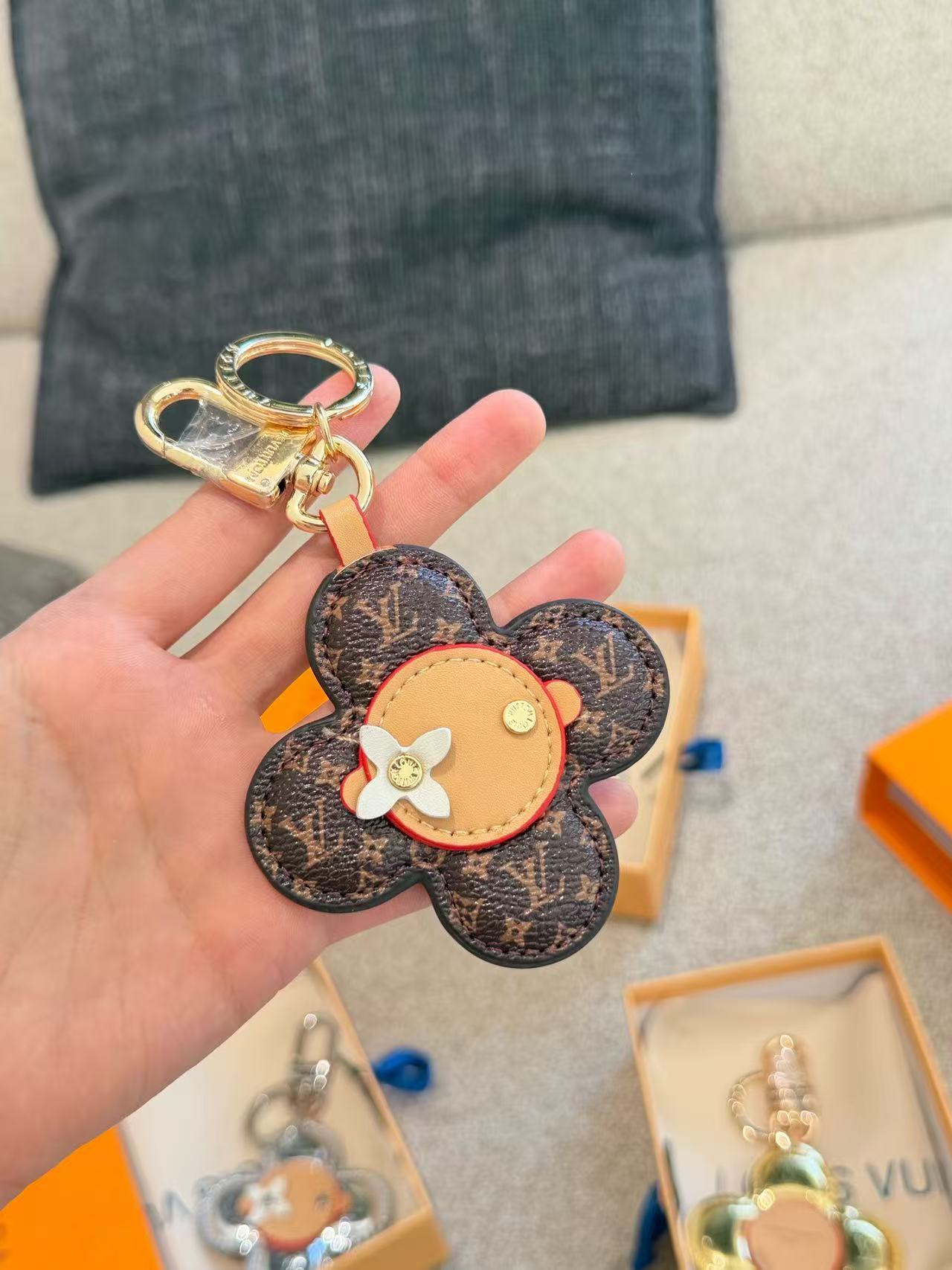 LV 四つ葉のクローバー キーホルダー【50％割引+送料無料】