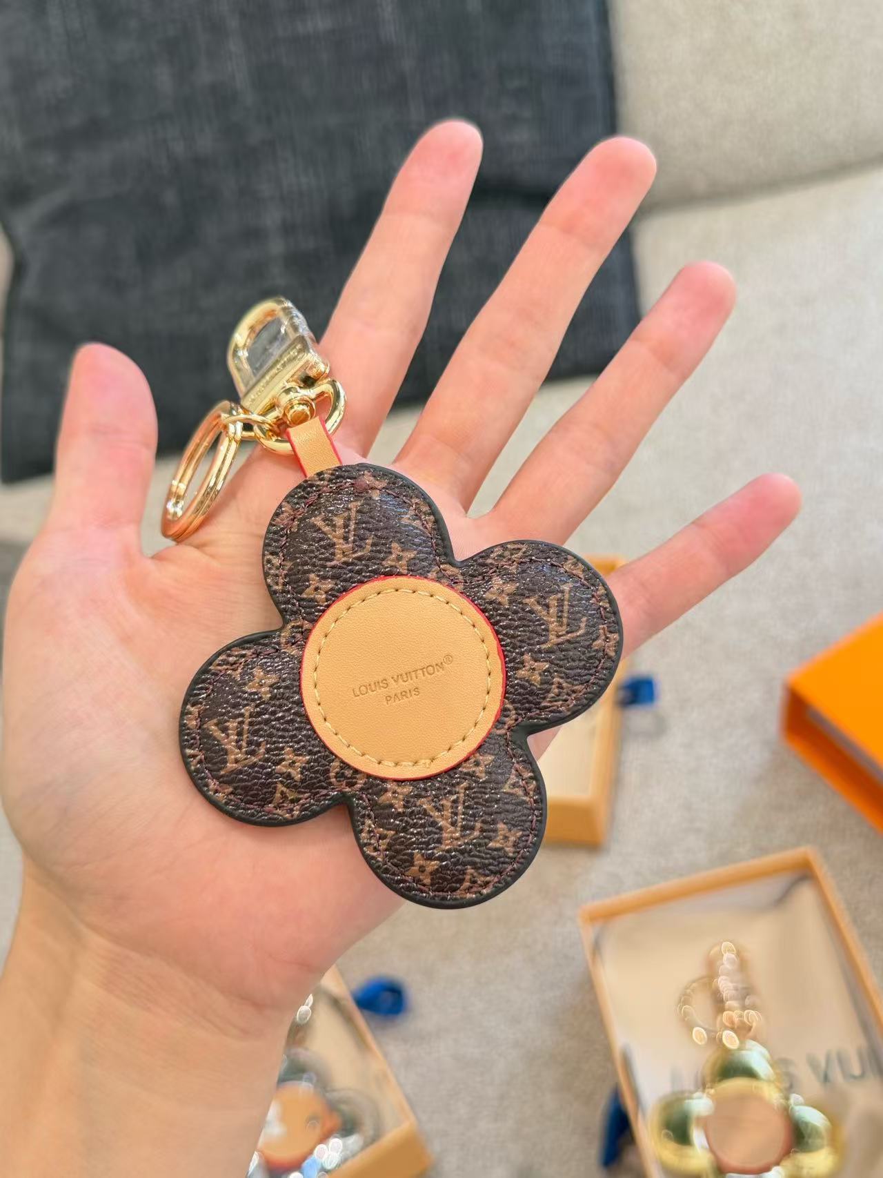 LV 四つ葉のクローバー キーホルダー【50％割引+送料無料】