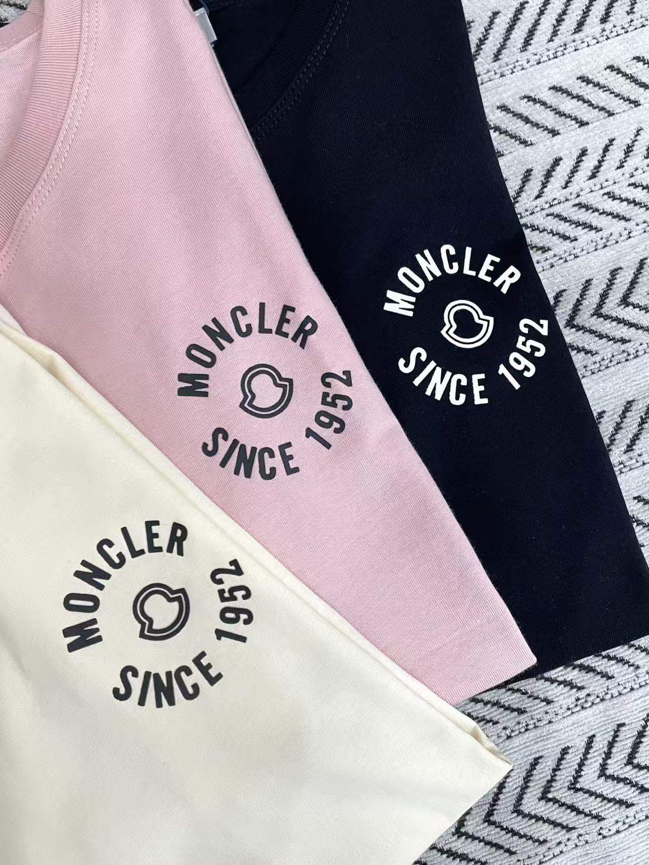 MONCLERシンプルな刺繍文字Tシャツ【50％割引+送料無料】