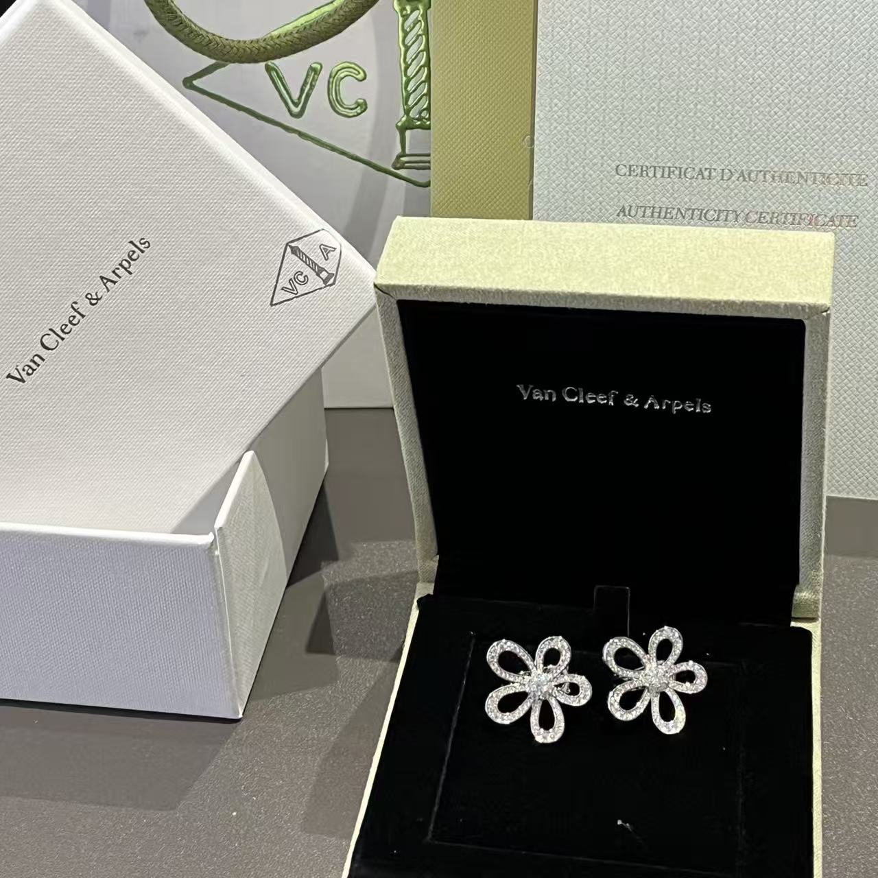 Van c1eef &Arpelsダイヤモンド入りフラワー・スタッドピアス【50%割引+送料無料】