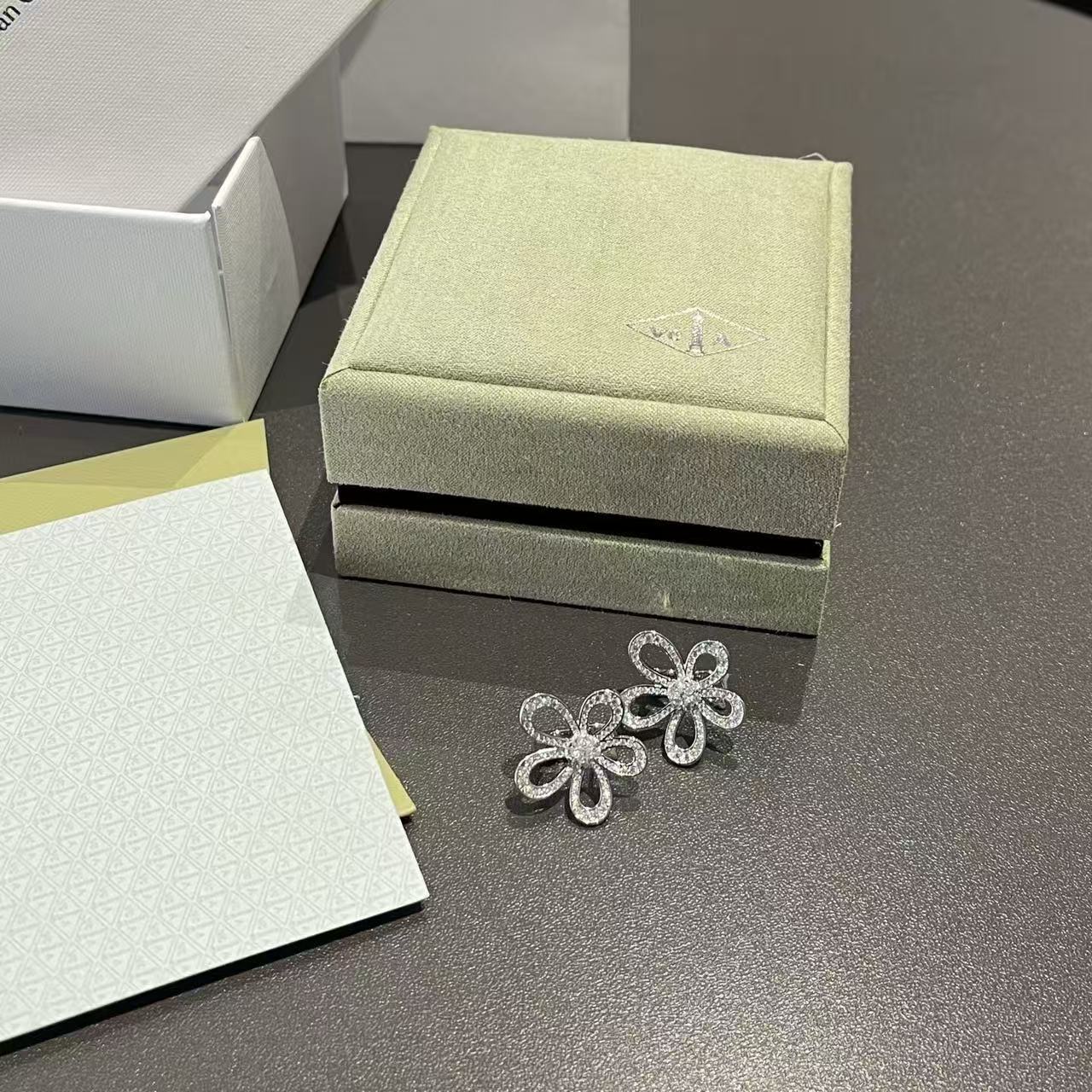 Van c1eef &Arpelsダイヤモンド入りフラワー・スタッドピアス【50%割引+送料無料】