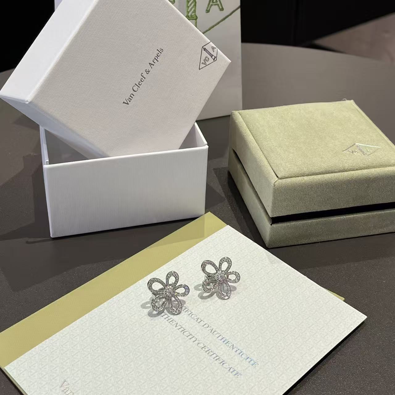 Van c1eef &Arpelsダイヤモンド入りフラワー・スタッドピアス【50%割引+送料無料】