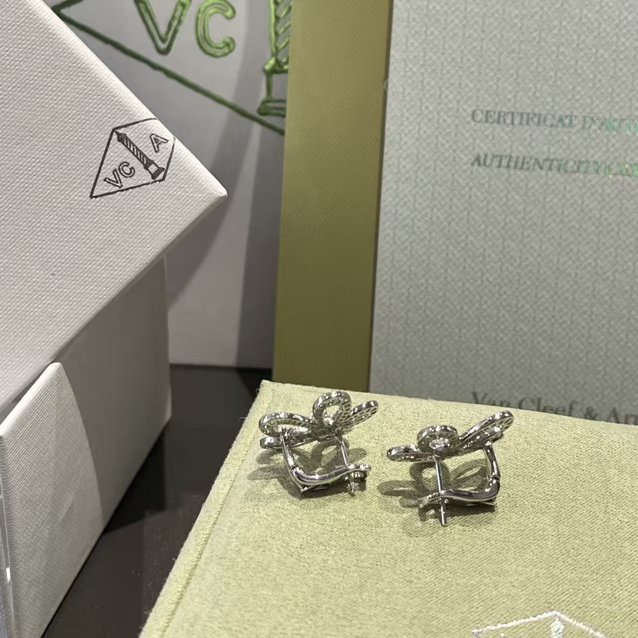 Van c1eef &Arpelsダイヤモンド入りフラワー・スタッドピアス【50%割引+送料無料】