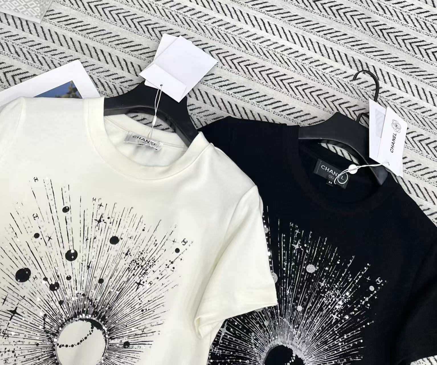 CHANE1 スパンコールロゴレターTシャツ【50%割引+送料無料】