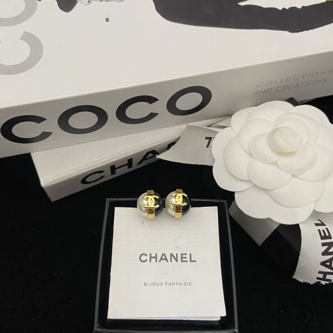 CHANE1 ブラック＆ホワイトパールスタッドピアス【50％割引+送料無料】