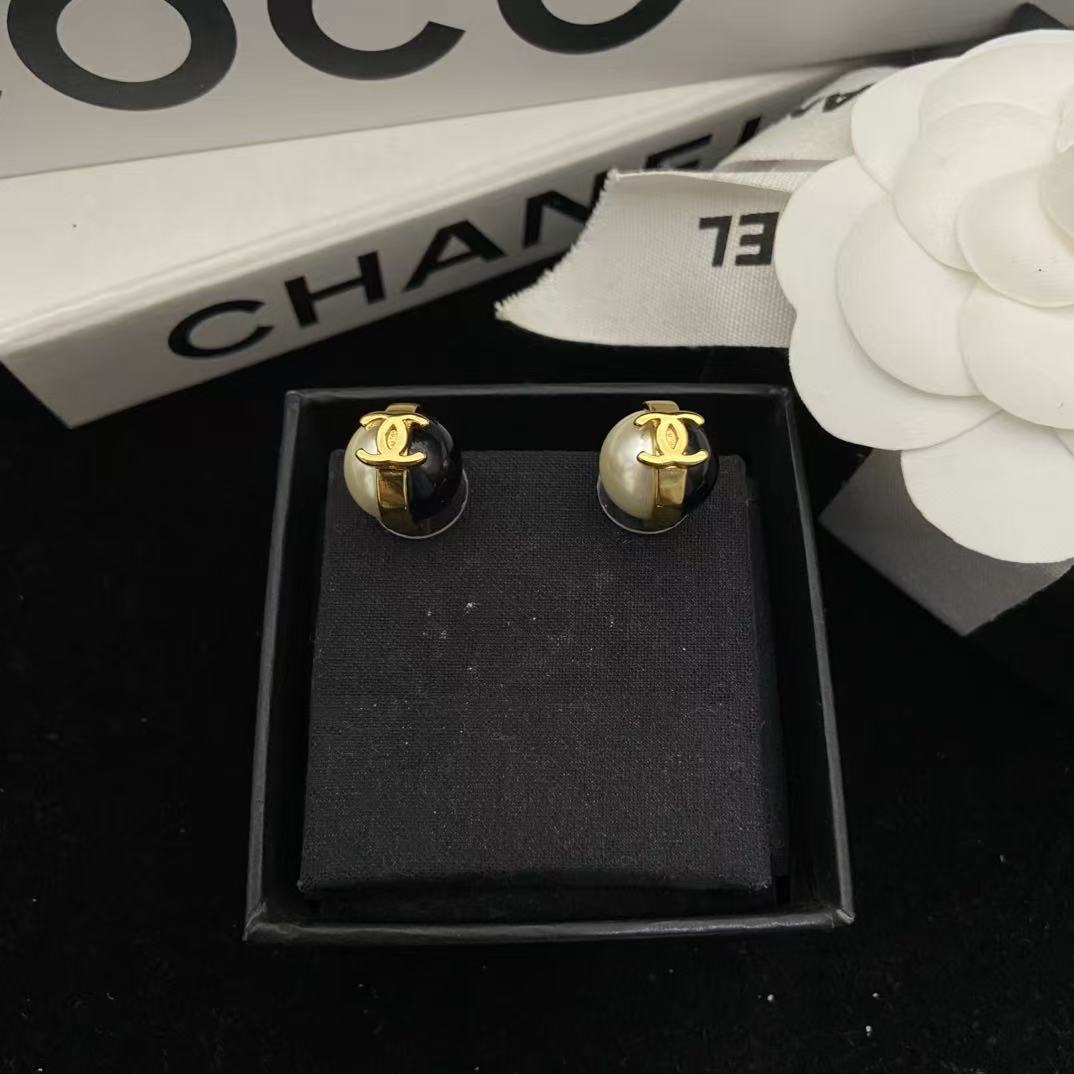 CHANE1 ブラック&ホワイトパールスタッドピアス【50%割引+送料無料】