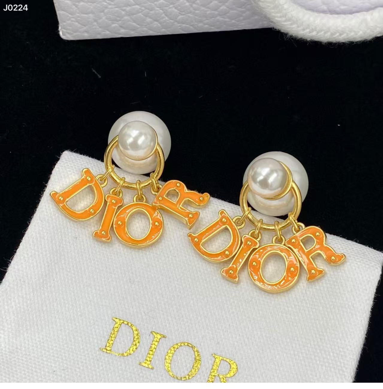 DIOR パール レター スタッドピアス【50％割引+送料無料】