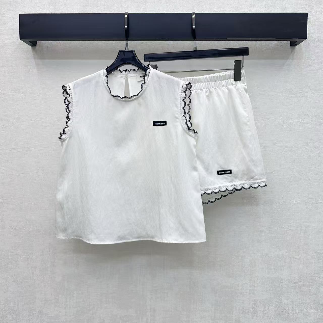 M1UM1U シンプルなレターベスト＋ショーツ ツーピースセット【50％割引+送料無料】