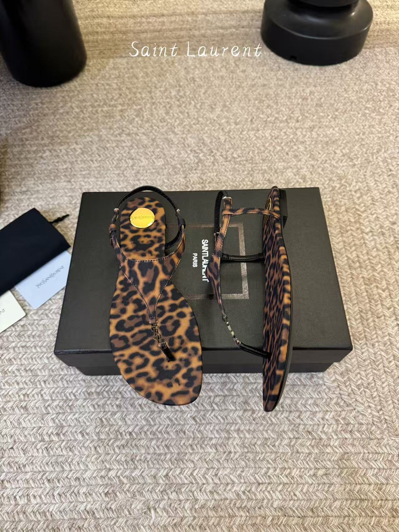 YSL 高品質シンプルロゴフラットサンダル【50％割引+送料無料】