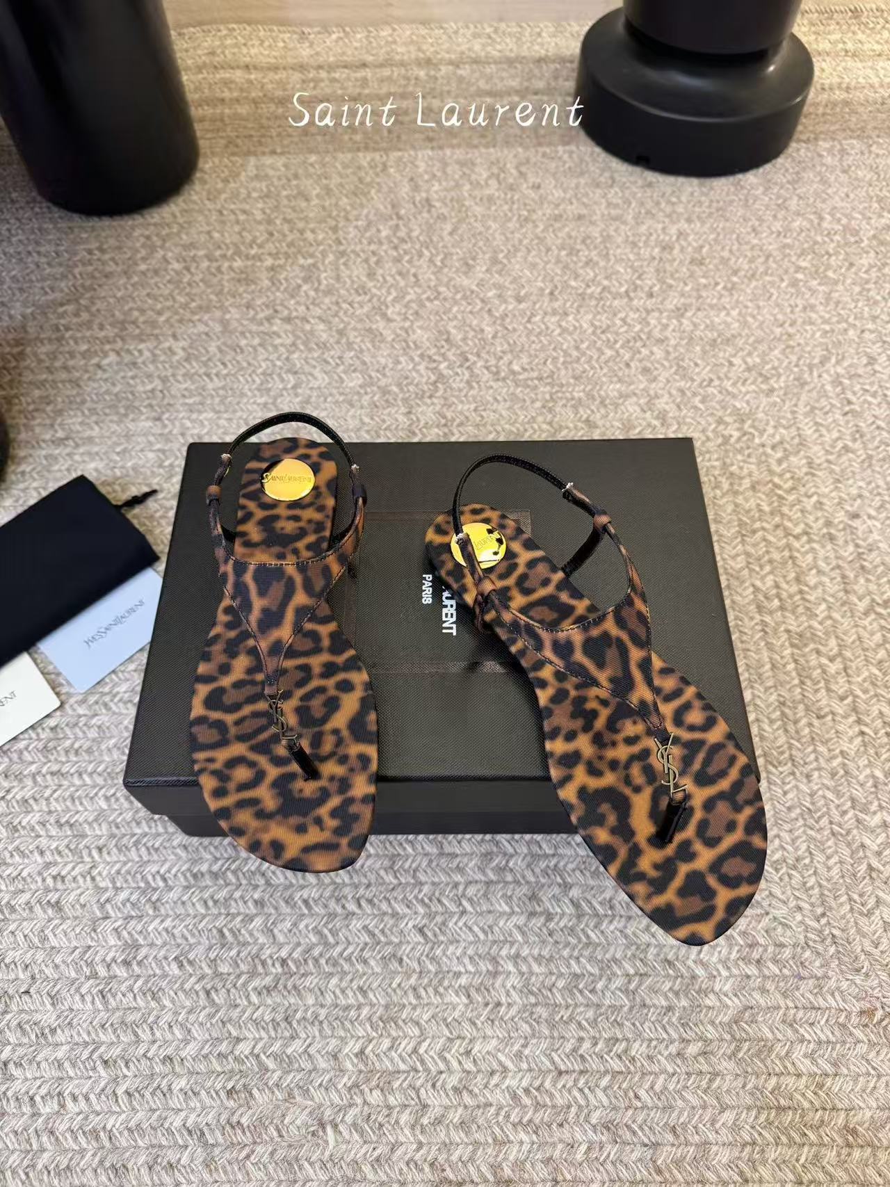 YSL 高品質シンプルロゴフラットサンダル【50％割引+送料無料】