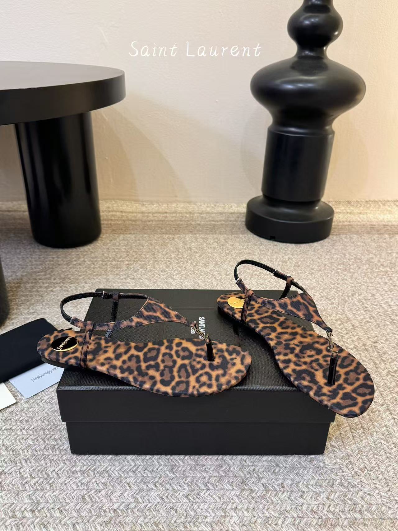 YSL 高品質シンプルロゴフラットサンダル【50％割引+送料無料】