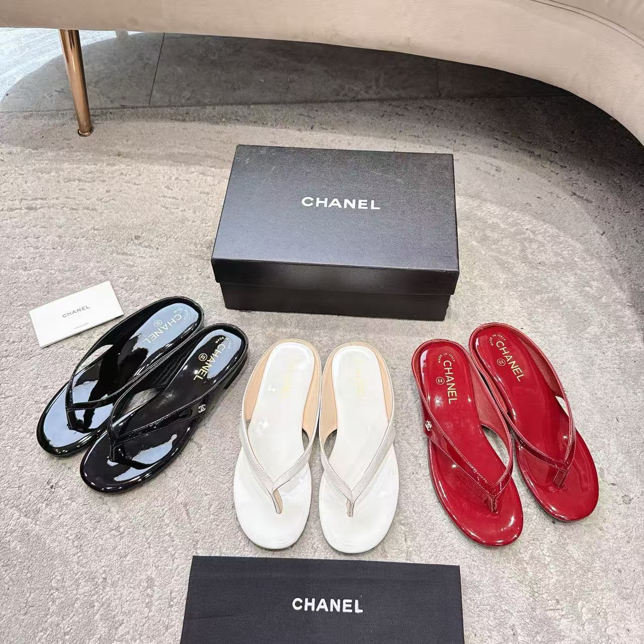 CHANE1 高品質パテントレザー スリッパ【50％割引+送料無料】