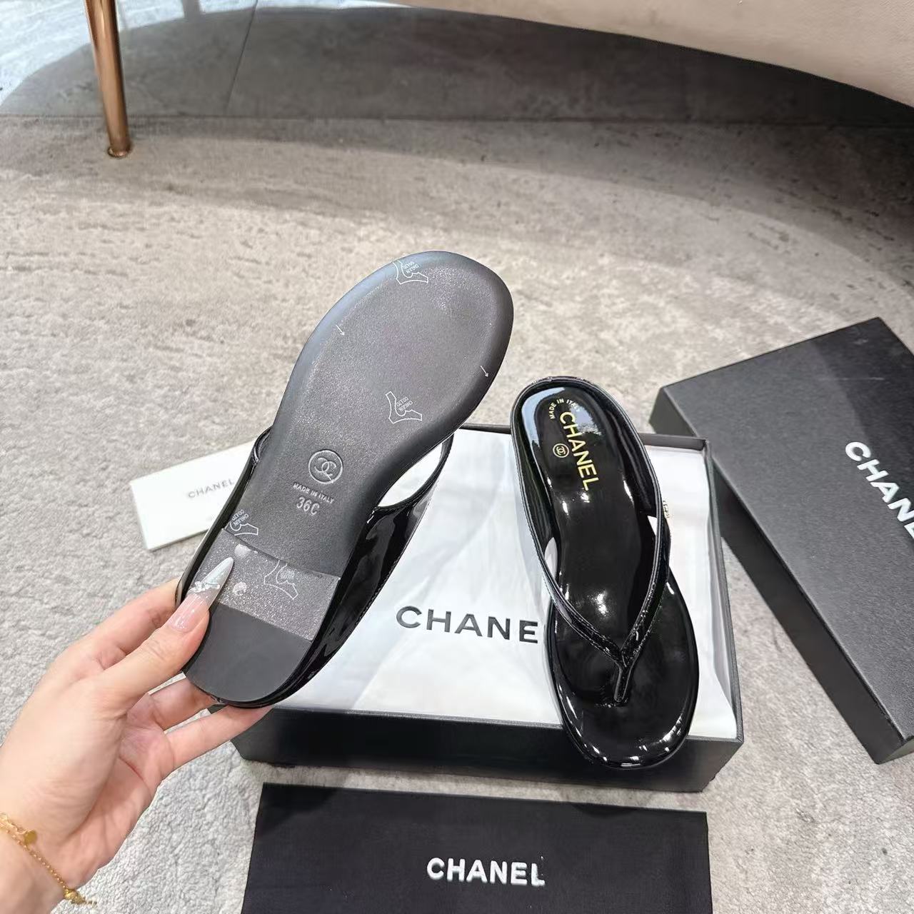CHANE1 高品質パテントレザー スリッパ【50％割引+送料無料】