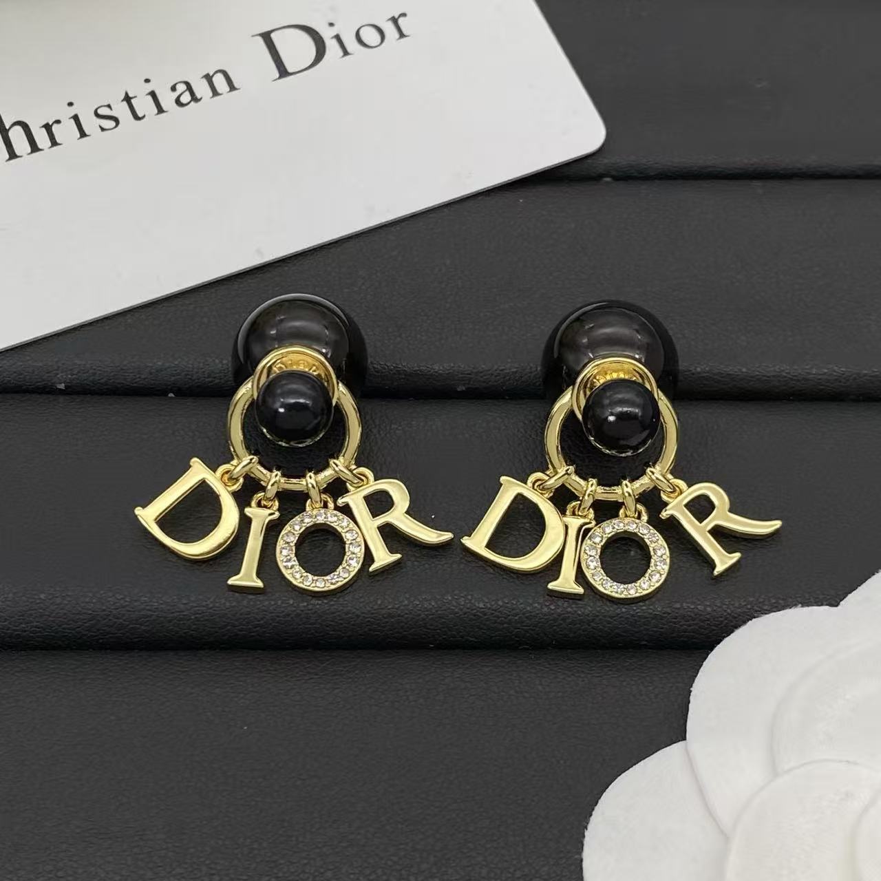 DI0R黒真珠のイニシャルスタッドピアス【50％割引+送料無料】