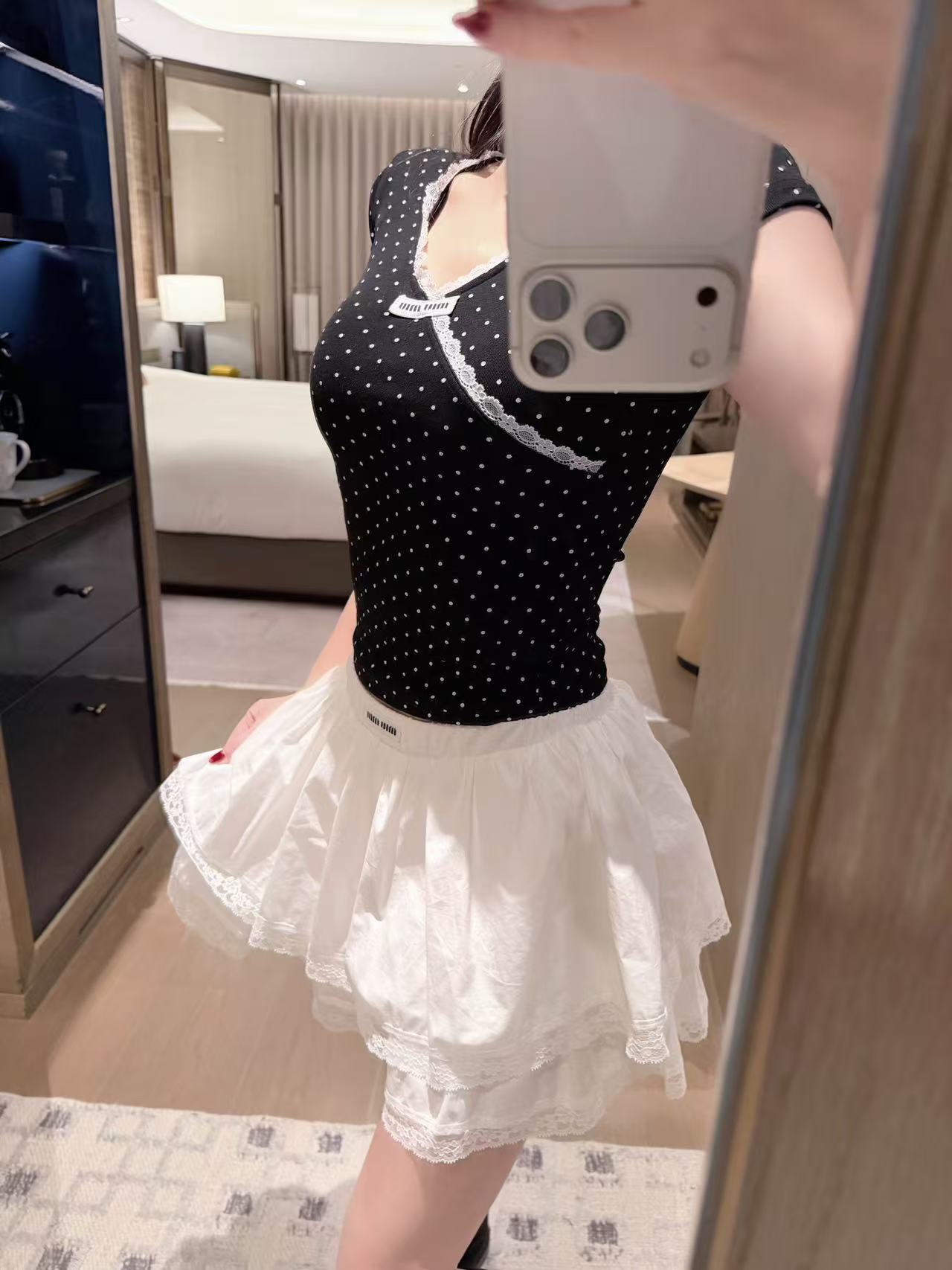 M1UM1U 水玉模様のVネックTシャツ【50％割引+送料無料】