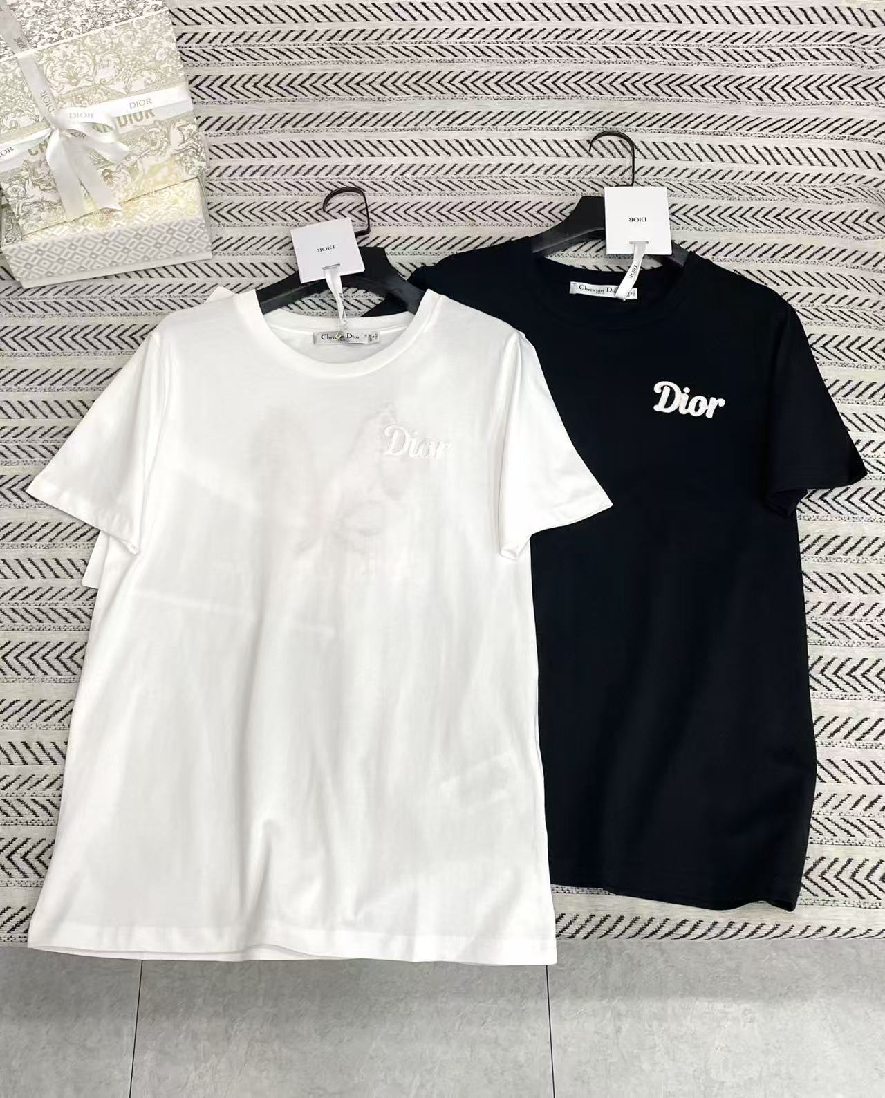 DI0R文字と蝶の刺繍Tシャツ【50％割引+送料無料】