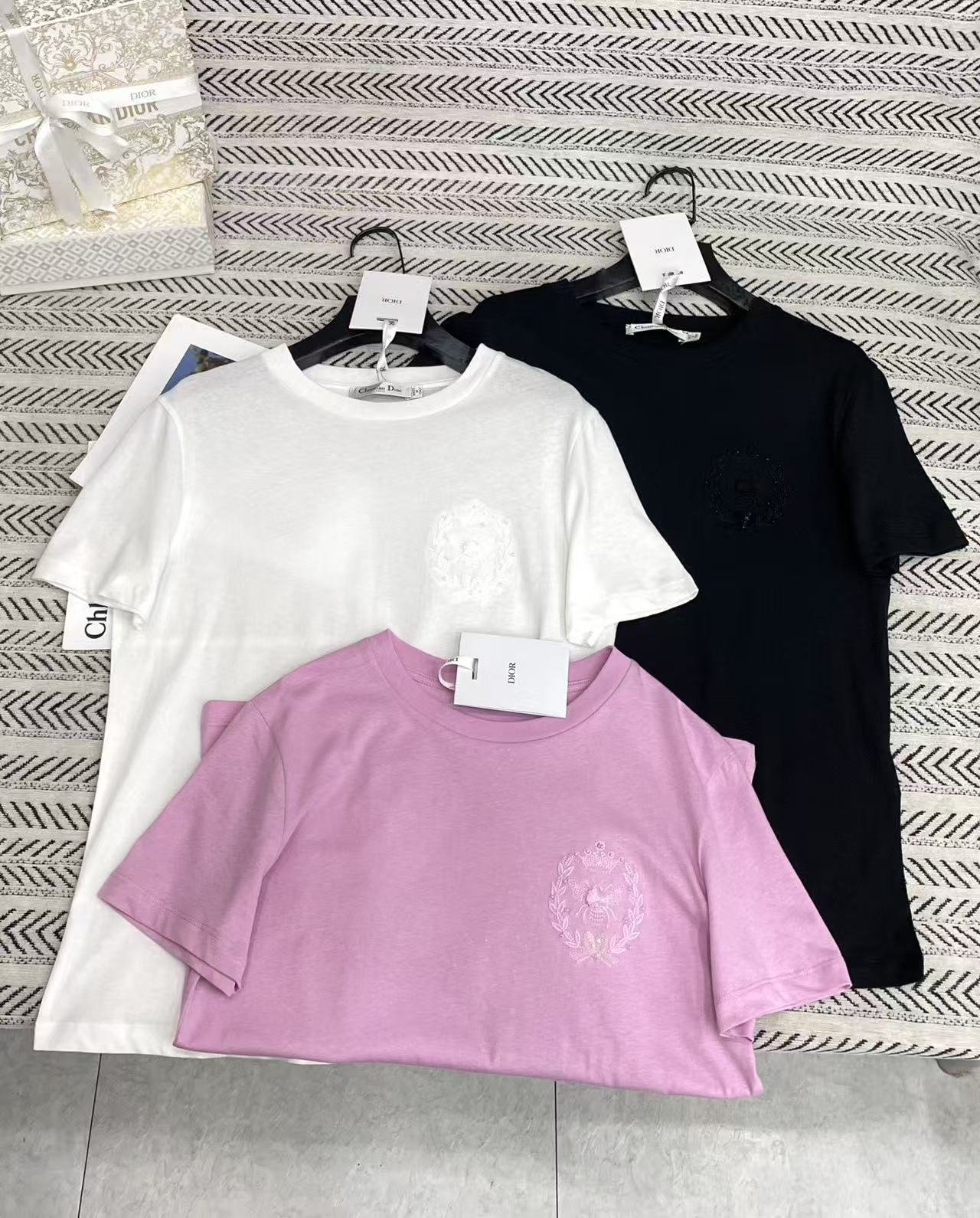 DI0R刺繍とスパンコールの文字が入ったTシャツ【50％割引+送料無料】