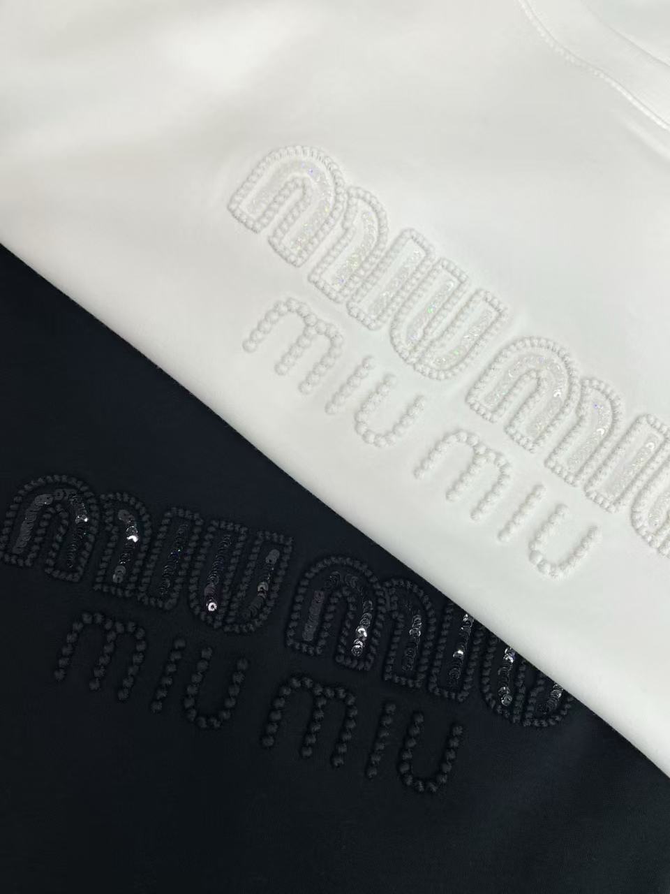 M1UM1U 刺繍入りレターTシャツ【50％割引+送料無料】
