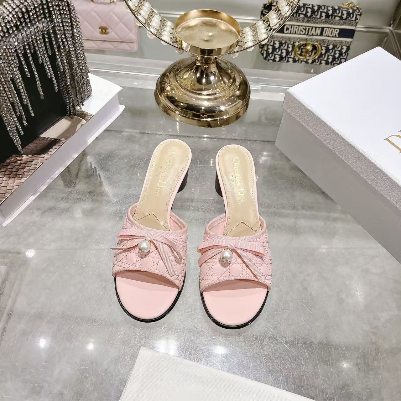 DIOR 上質なカーフスキン パール付きローヒールシューズ【50％割引+送料無料】